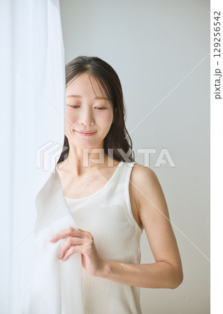 自然光に包まれる女性のナチュラルポートレート 129256542