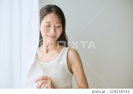 自然光に包まれる女性のナチュラルポートレート 自然光に包まれる女性のナチュラルポートレート 129256543