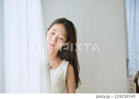 自然光に包まれる女性のナチュラルポートレート 129256545