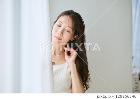 自然光に包まれる女性のナチュラルポートレート 自然光に包まれる女性のナチュラルポートレート 129256546