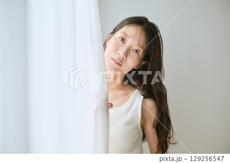 自然光に包まれる女性のナチュラルポートレート 129256547