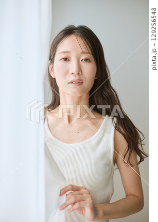 自然光に包まれる女性のナチュラルポートレート 129256548