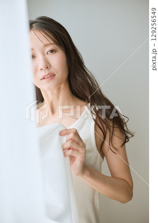 自然光に包まれる女性のナチュラルポートレート 自然光に包まれる女性のナチュラルポートレート 129256549