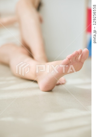 自然光に包まれる女性のナチュラルポートレート 129256558