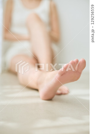 自然光に包まれる女性のナチュラルポートレート 129256559