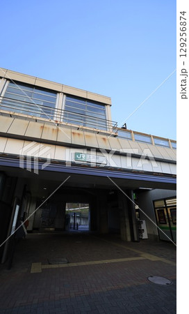 JR相模線の上溝駅西口、コンビニが駅横にある JR相模線の上溝駅西口、コンビニが駅横にある 129256874