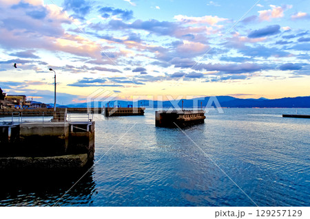 【香川】初秋の伊吹島　伊吹島真浦港に停泊する観音寺港行きの船から望む景色　 129257129