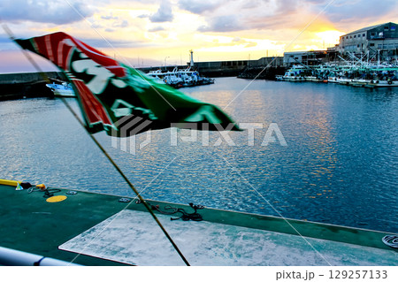 【香川】初秋の伊吹島　伊吹島真浦港から観音寺港へ向かう船を見送る大漁旗 129257133