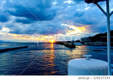 【香川】初秋の伊吹島　伊吹島真浦港から観音寺港へ出港した船から望む景色 129257141