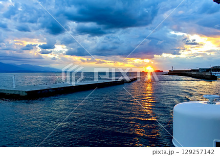 【香川】初秋の伊吹島　伊吹島真浦港から観音寺港へ出港した船から望む景色 129257142