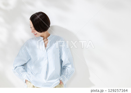 ミドル女性のポートレート 129257164