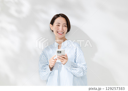 スマホを操作する女性 129257383