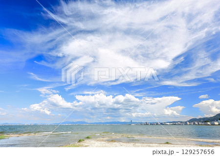夏空と夏琵琶湖 129257656