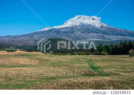 Mount Shasta in northern California with blue sky Mount Shasta in northern California with blue sky 129259915
