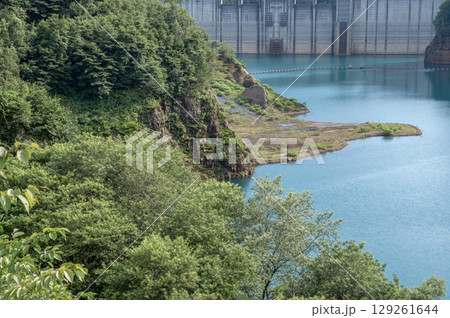夏の奥四万湖 - 美しいコバルトブルーのダム湖 129261644