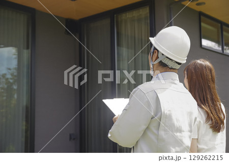 住宅の打ち合わせをする建築業者と女性 129262215