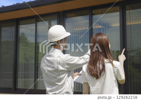 住宅の打ち合わせをする建築業者と女性 129262216