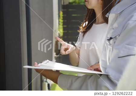 住宅の打ち合わせをする建築業者と女性 住宅の打ち合わせをする建築業者と女性 129262222