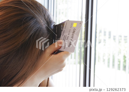 クレジットカードの支払いに悩む女性 129262373