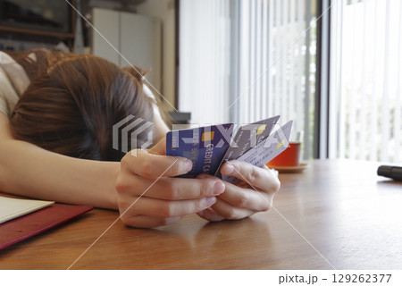クレジットカードの支払いに悩む女性 129262377