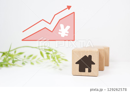 住宅価値の上昇を示すイメージ。日本円記号とグラフ。 129262578
