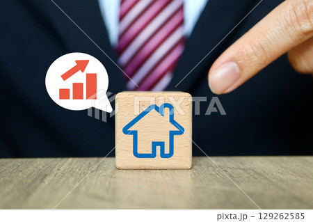 不動産価格の上昇を示すビジネスマンと家のブロック 129262585