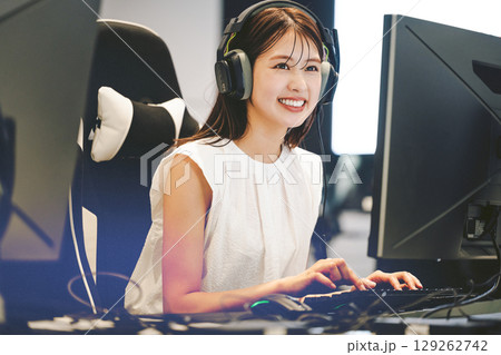 eスポーツの大会でゲームを楽しむ若い女性 129262742