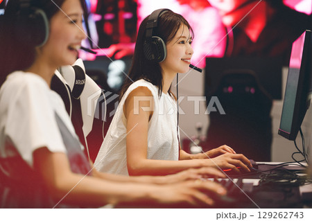 eスポーツの大会でゲームを楽しむ若い女性 129262743