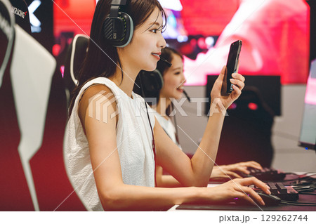 eスポーツの大会でゲームを楽しむ若い女性 129262744