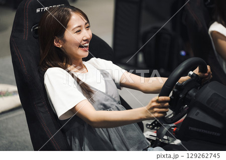 レースゲームを楽しむ若い女性 レースゲームを楽しむ若い女性 129262745