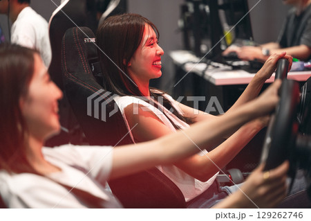 レースゲームを楽しむ若い女性 129262746