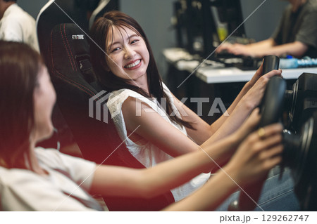 友達とレースゲームを楽しむ若い女性 129262747