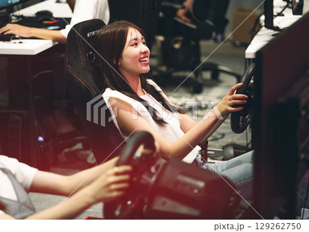 レースゲームを楽しむ若い女性 129262750