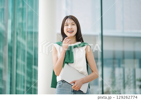 ノートパソコンを持ったキャリアウーマンのポートレート 129262774