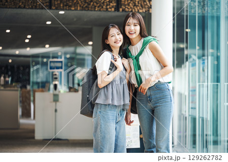 友達とショッピングに出かける若い女性 129262782