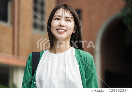 一人で学校内を歩く女子大生 129262884