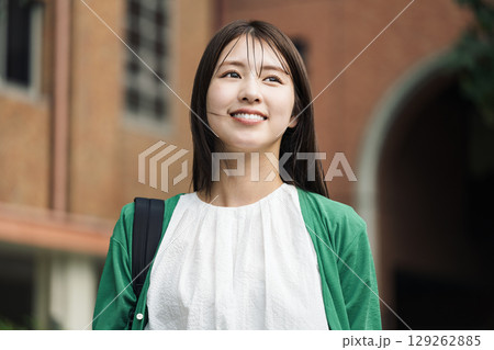 一人でお出かけする若い女性 一人でお出かけする若い女性 129262885