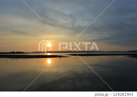 静かな朝の海 129262941