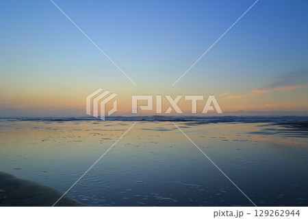 静かな朝の海 129262944