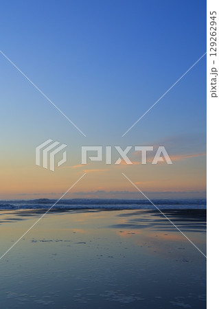 静かな朝の海 129262945