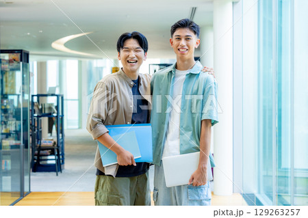 大学生　男性　親友 129263257
