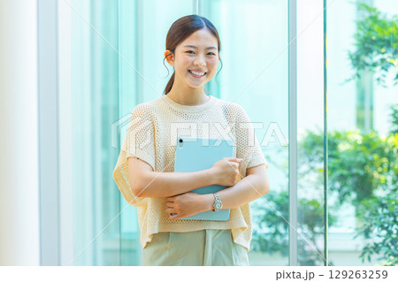 大学生　女性 129263259