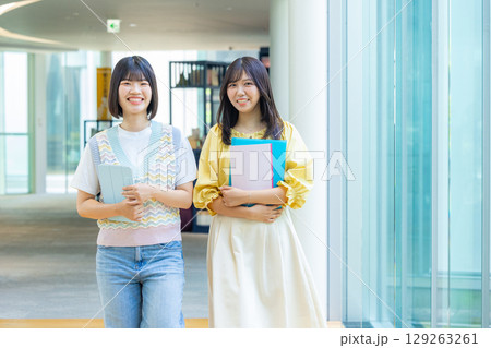 大学生、ノートパソコン、専門学生 129263261