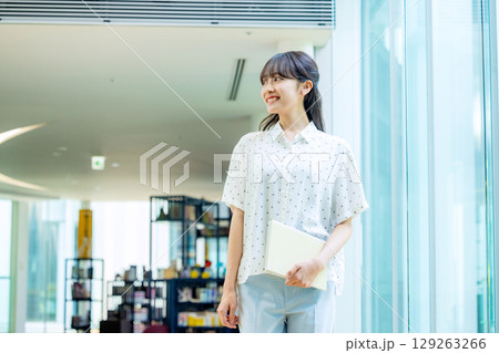 大学生　女性 129263266