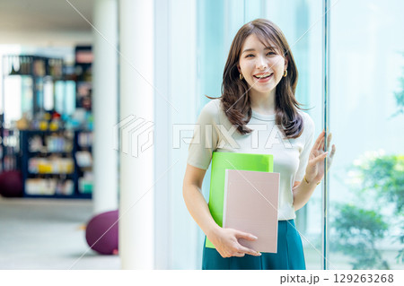 大学生 女性 大学生 女性 129263268