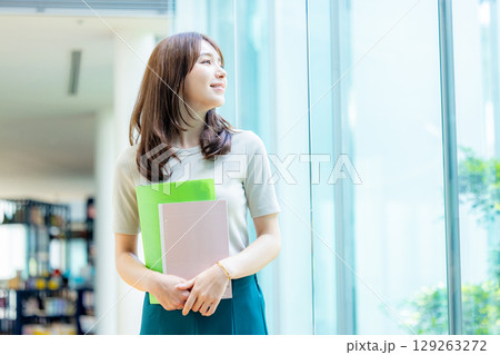 大学生 女性 大学生 女性 129263272