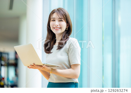 若いビジネスウーマン 129263274