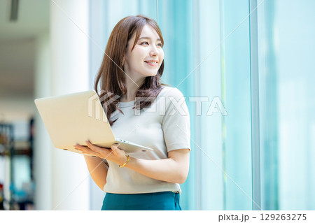 若いビジネスウーマン 129263275