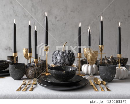 黒とゴールドで統一された高級感あるハロウィンテーブルコーディネート // 大人のハロウィンを演出する 129263373