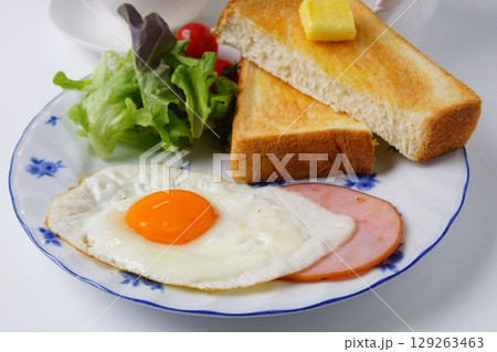 ハムエッグ朝食 ハムエッグ朝食 129263463